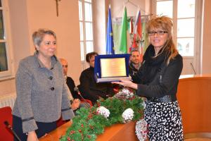 Bianca Rosa Mora premiata dal sindaco Tinivella